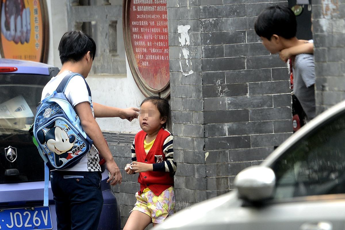 无良记者,乱起耸动标题--《父亲送女上学 连扇女儿三耳光》