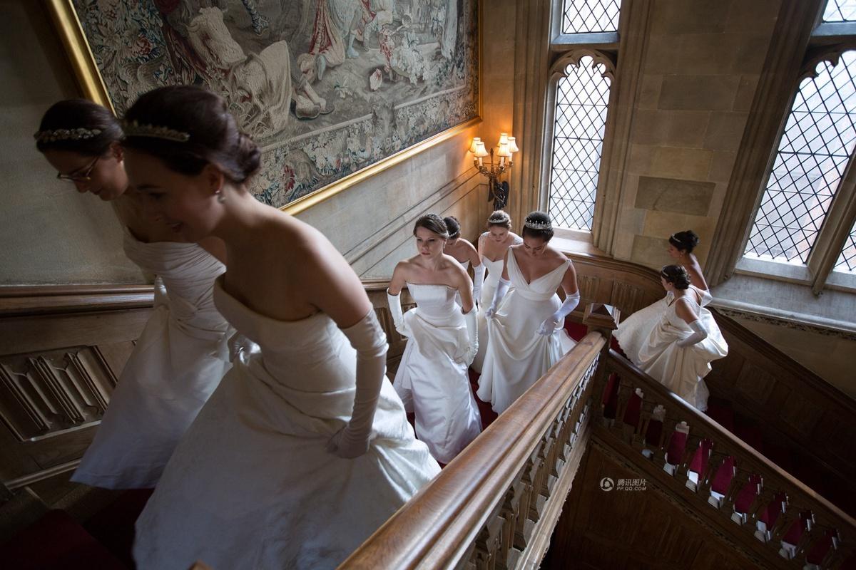 组图实拍英国贵族舞会名媛汇集场面奢华