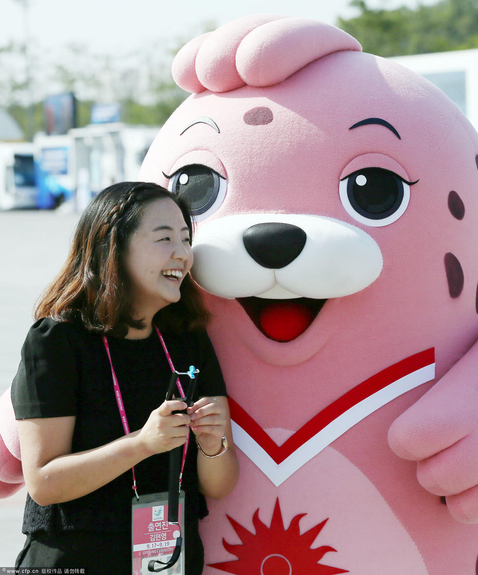 高清:亚运会吉祥物讨喜 会场外招呼观众卖萌_体育_腾讯网