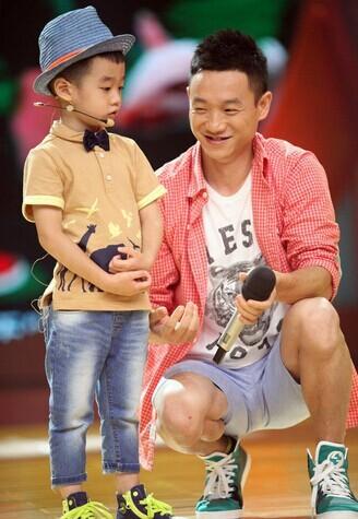 杨阳洋牵手奥莉网友好和谐快在一起