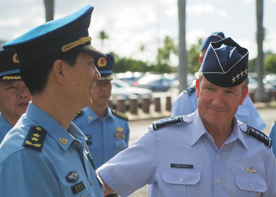 组图:美军首次向解放军开放参观f22 军服撞衫