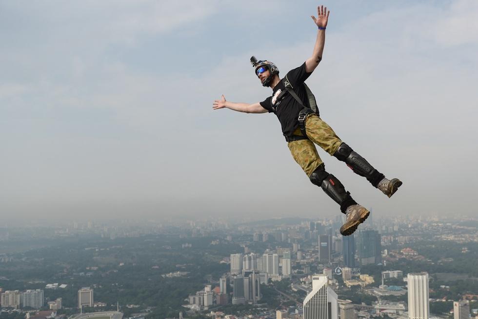 跳伞达人高空摆pose.