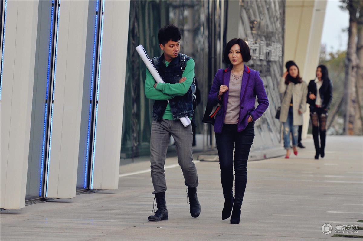 《谈判冤家》剧照曝光 王雷方便面头型雷人眼