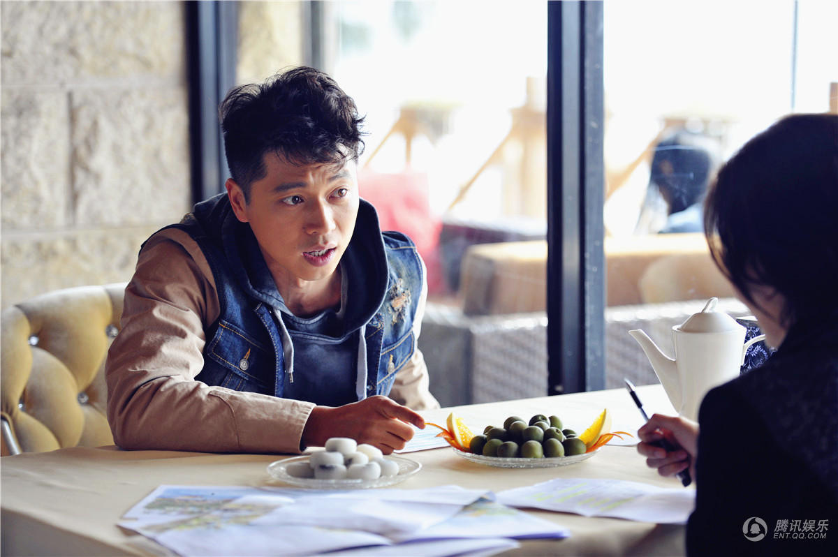 《谈判冤家》剧照曝光 王雷方便面头型雷人眼