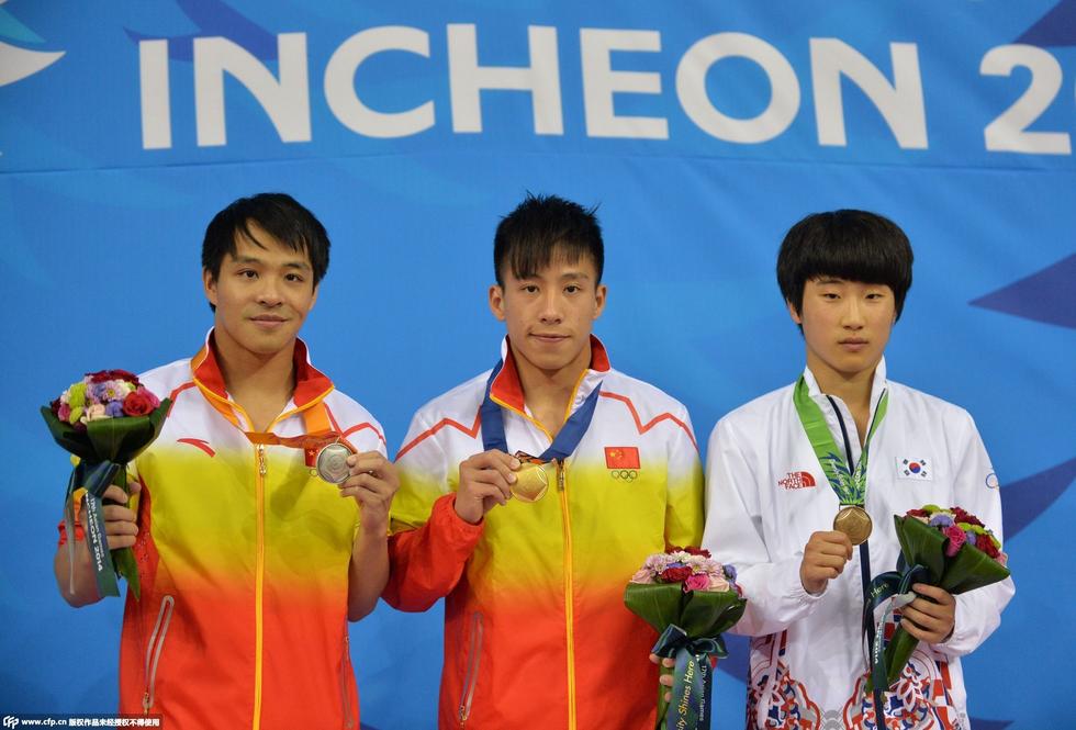 高清男子一米跳板中国何超夺冠何冲摘银