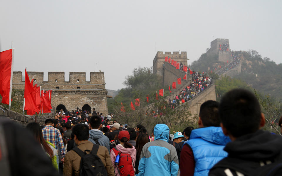 图为10月3日长城上的游客.