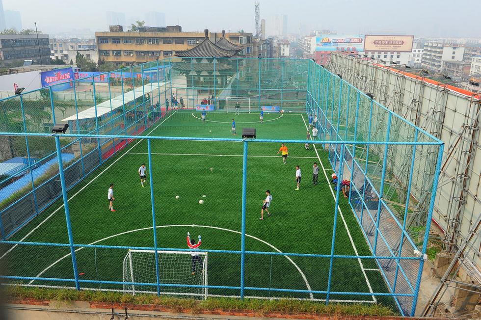 首个"空中球场"亮相 踢球健身上天台 - 天下足球 - 直播吧论坛