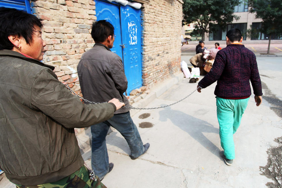 老夫妇铁链锁孙女3年 因其精神失常屡伤人