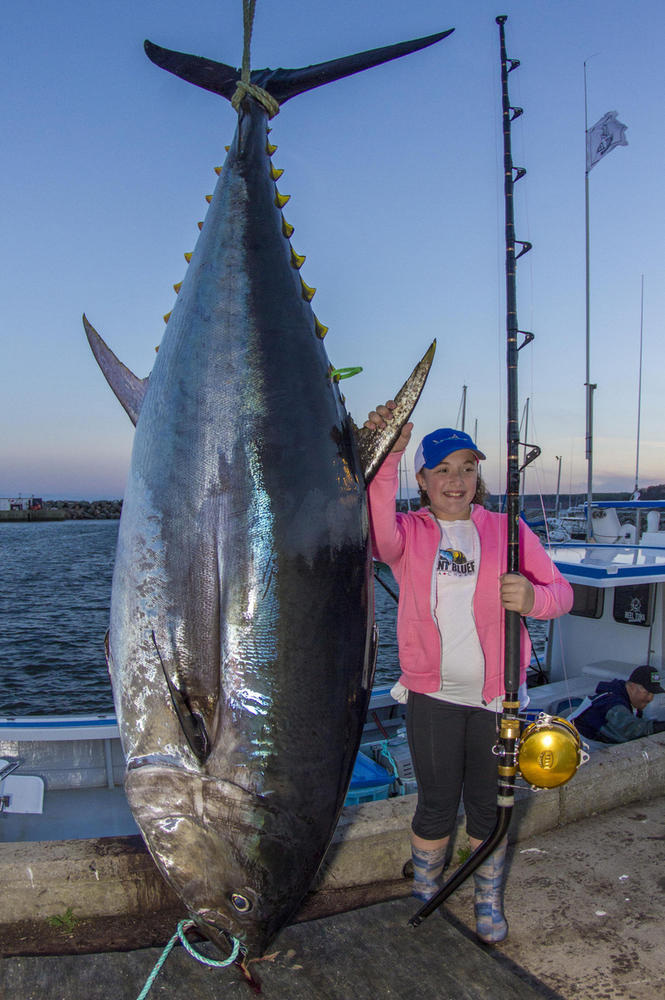 加拿大12岁女孩钓起500多斤大鱼(转载)