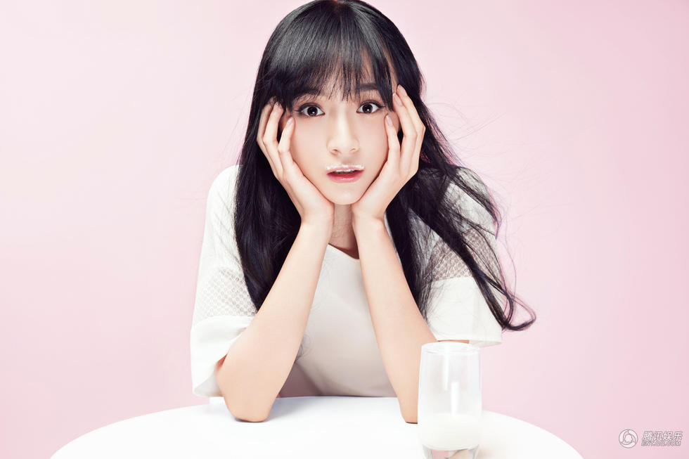 李依伊孤岛造型惊悚发甜美写真判若两人