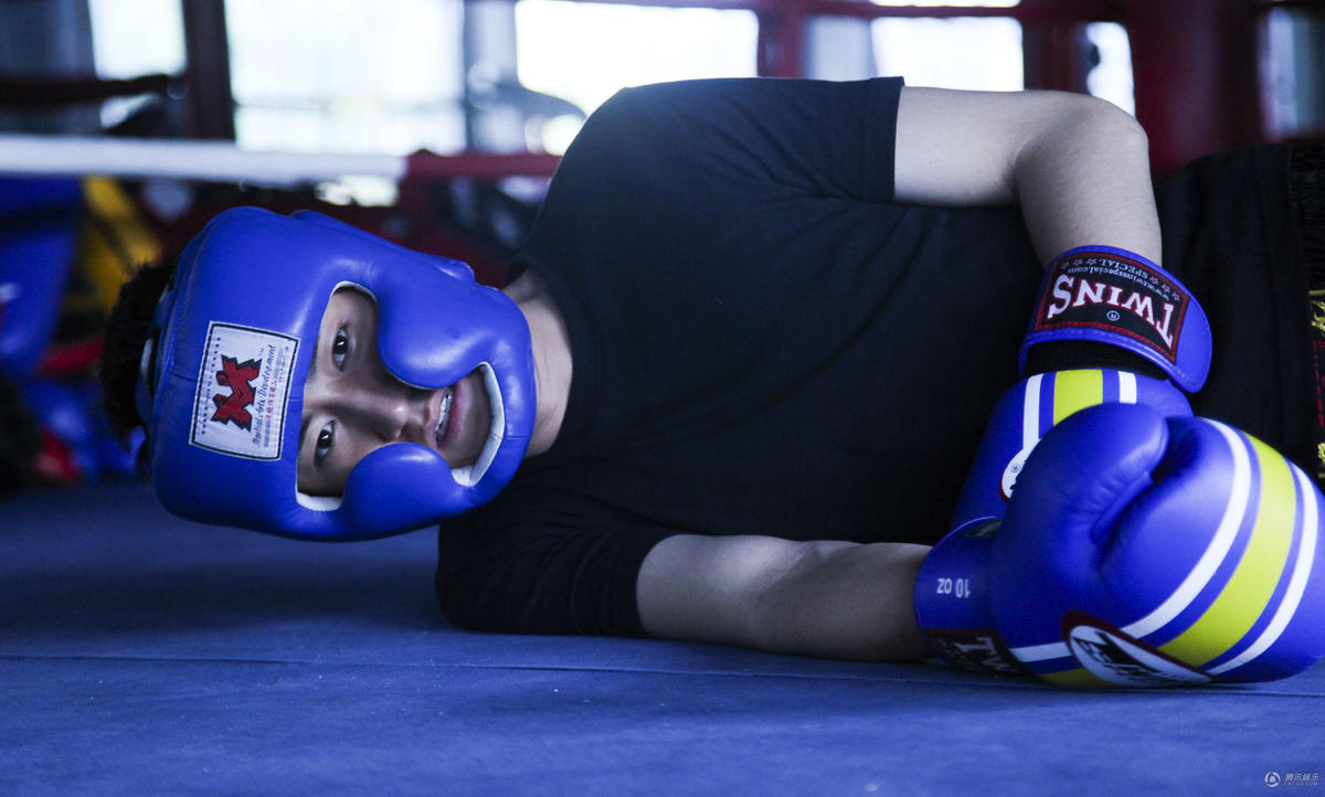 一起长大曝人物海报邵兵杨玏拳击争霸