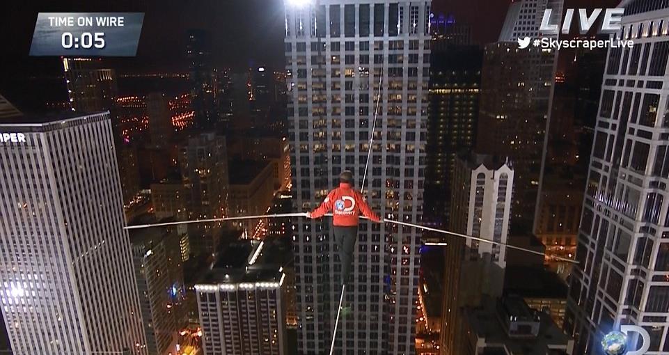 wallenda)在无任何防护措施的情况下走钢丝穿越美国芝加哥