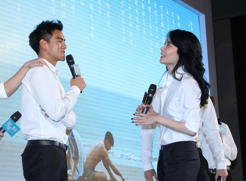 腾讯娱乐讯(文/陆姝图,视频/秦付强)今日,王菲意外现身某电影发布会