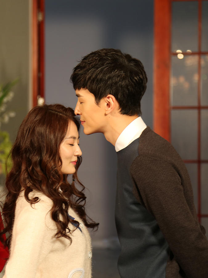 《只因单身在一起》开机 徐璐郑元畅一吻定情