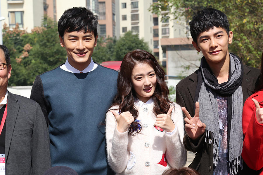 《只因单身在一起》开机 徐璐郑元畅一吻定情