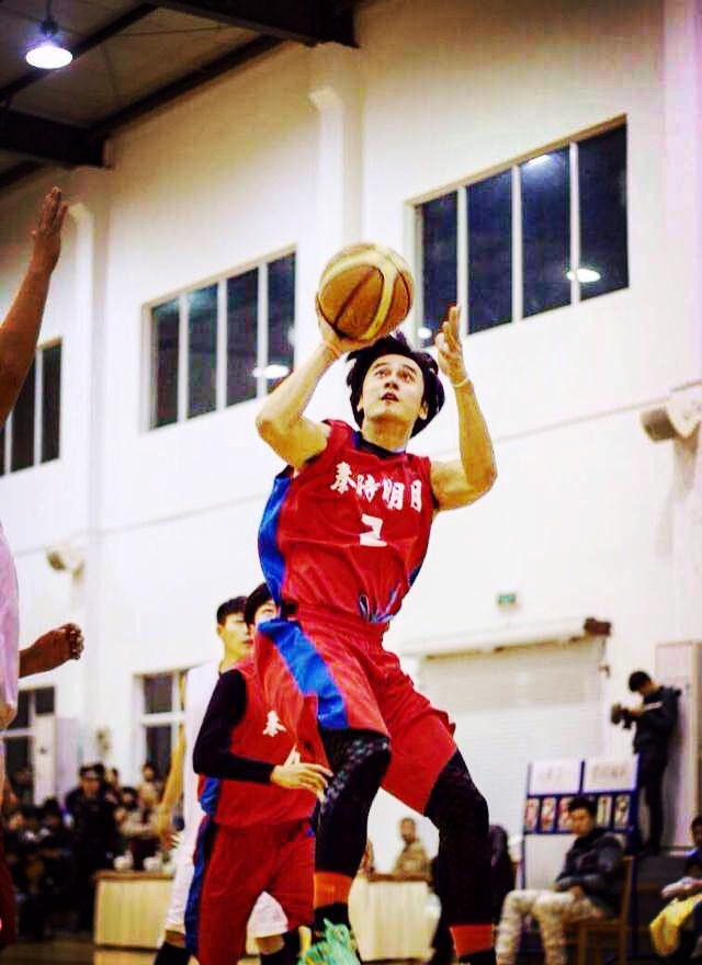 组图蒋劲夫篮球赛演扣篮陈妍希甘当摄影师