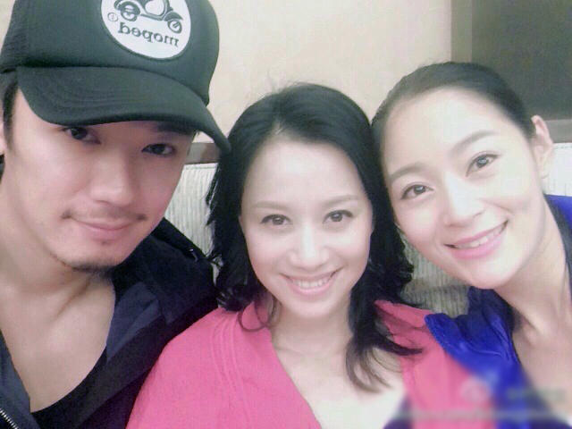 王媛可调侃芦芳生邪恶装嫩 片场晒搞怪全家福