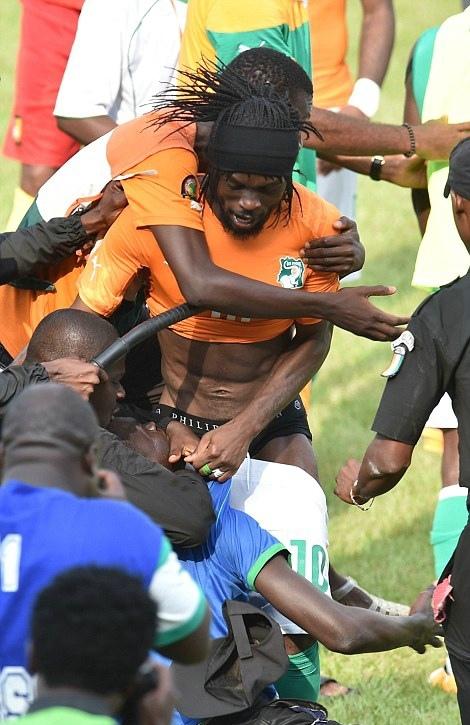 狂野非洲罗马飞翼球裤被扒警察暴打球迷