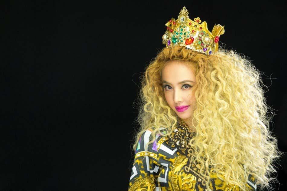 蔡依林秀性感美腿 头戴皇冠显女王气场