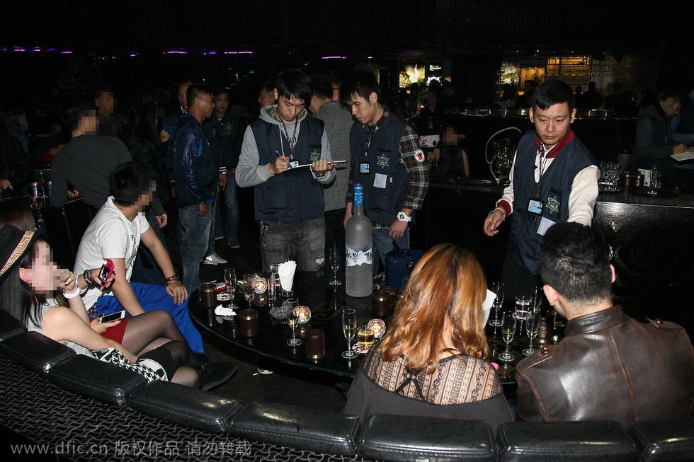 澳门警方夜查多家ktv夜总会 共截查918人