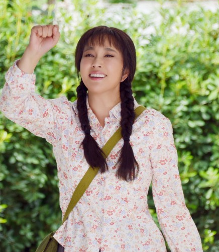 12月4日,刘晓庆(微博)在微博晒出一组剧照,照片中妆容从青春到年老