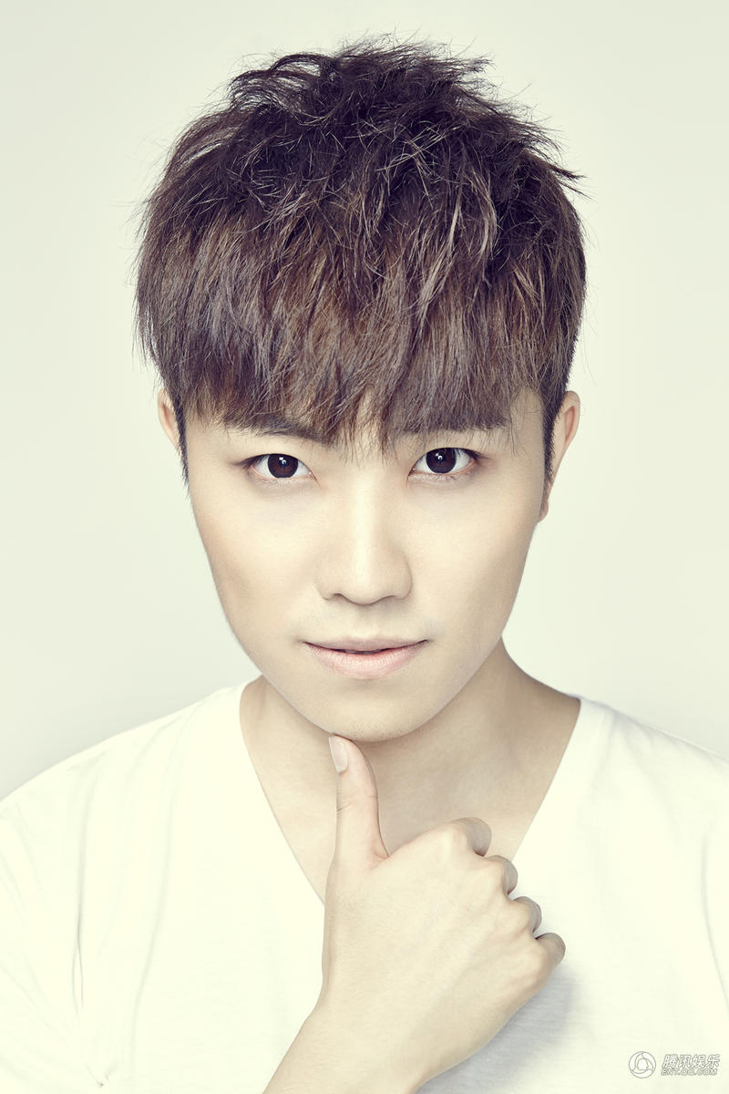 徐良曝专辑单人写真白短袖礼帽展清新暖男