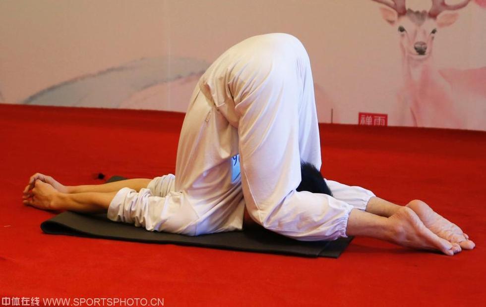 高清:瑜伽达人秀奇葩造型 挑战人体柔韧极限
