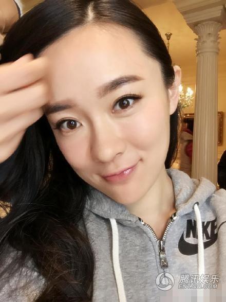 霍思燕甜美自拍 称就臭美10分钟