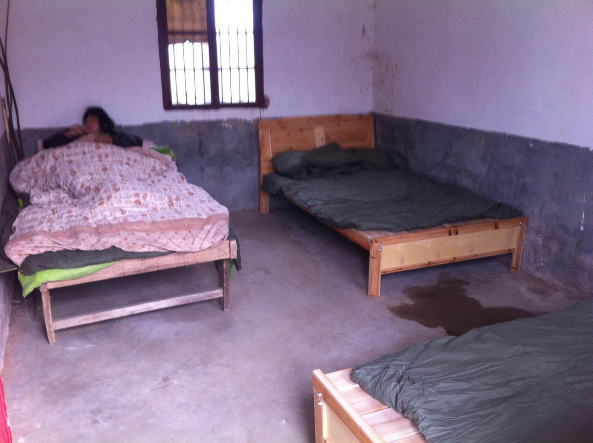 河南救助站流浪人员待遇凄惨 不如猫狗