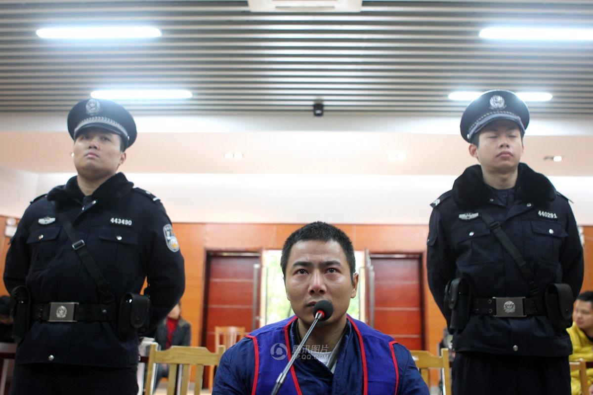 男子为还债抢劫锤杀1家6口 受审落泪