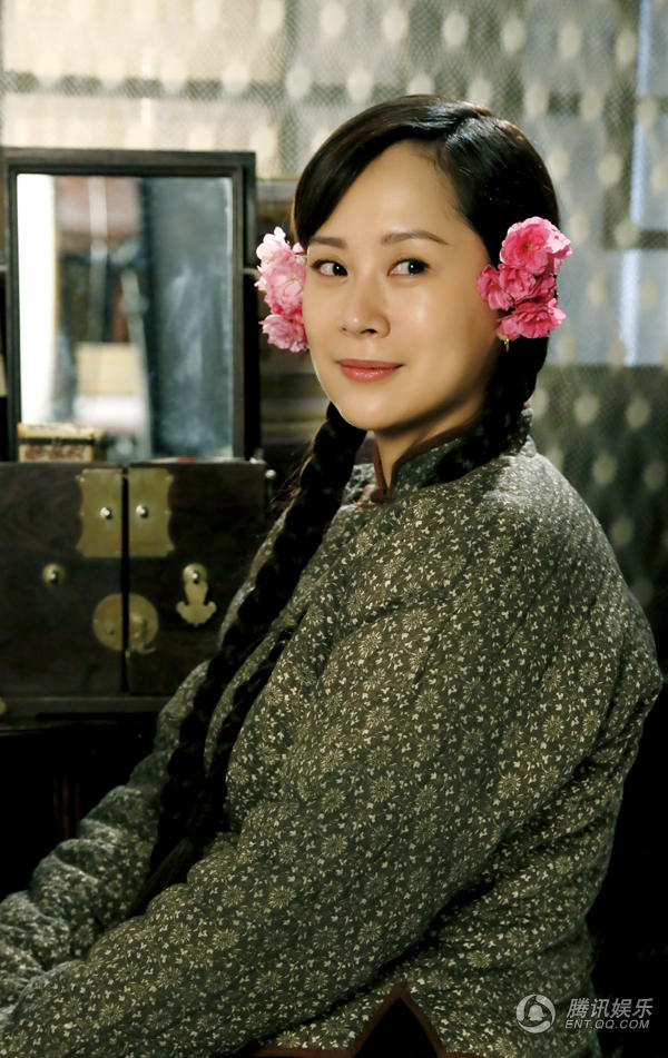 海清头戴红花扮村妇网友调侃美哭了