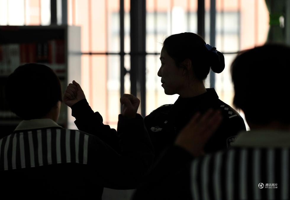 监狱活动室内,一曲动感的流行音乐循环播放着,廖文静在一旁帮助几位