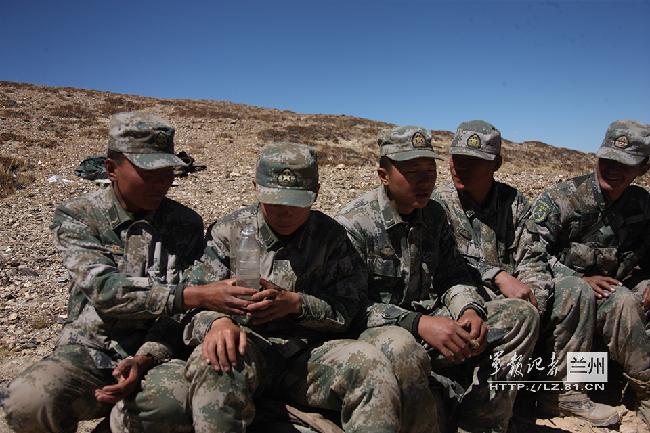 组图:无人区值守军人太苦 喝河水睡地窝