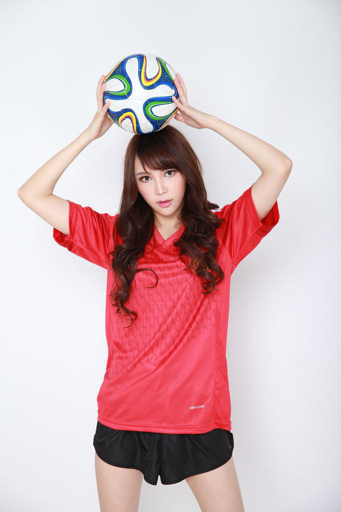 高清:长腿嫩模写真祝贺国足 扯球衣秀蛮腰