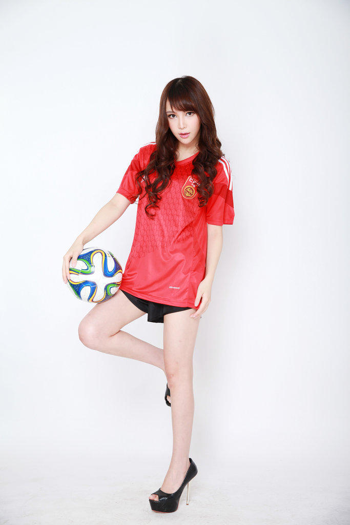 高清:长腿嫩模写真祝贺国足 扯球衣秀蛮腰