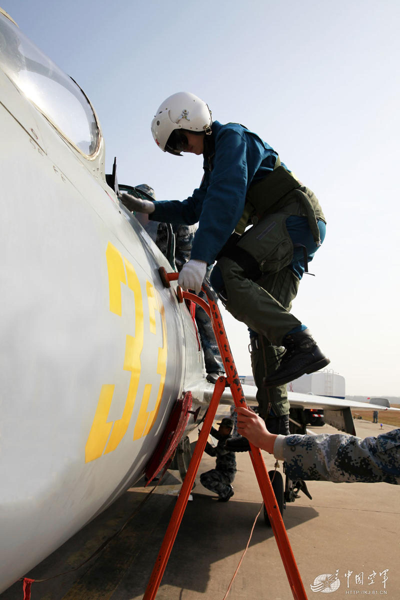 &nbsp;&nbsp;7/10 济空航空兵某团女飞行员飞行归来.