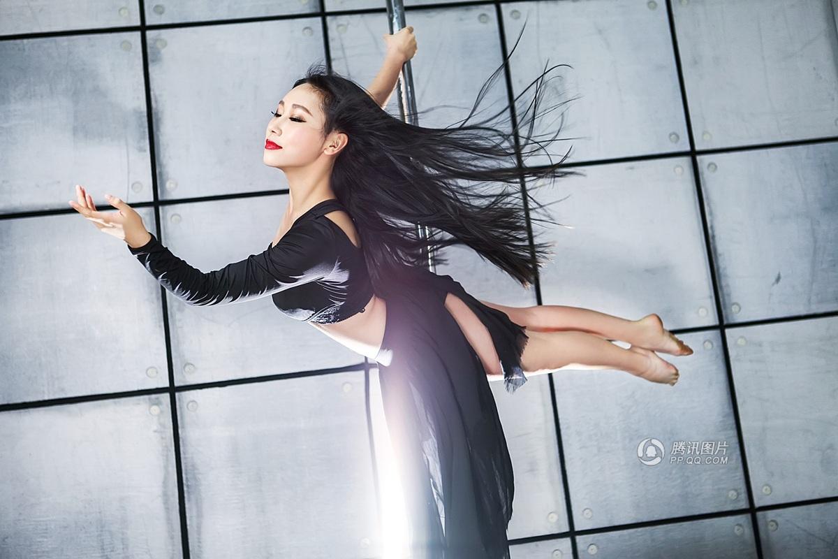 中国钢管舞美女大赛启动 曝性感写真