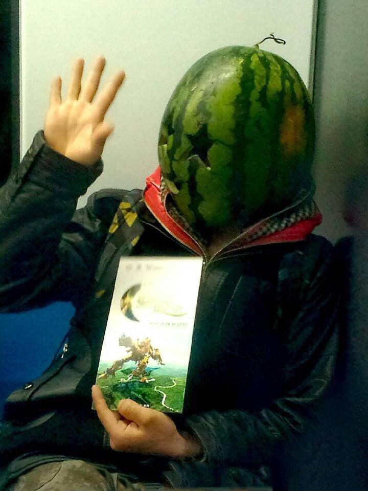 昨天晚上,"西瓜哥"手持啤酒瓶和白酒瓶在列车中来