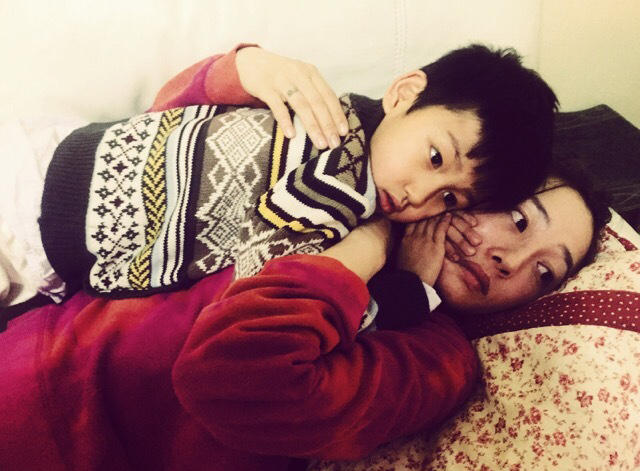 近日,白百何在微博晒出和儿子元宝友爱的家庭照.