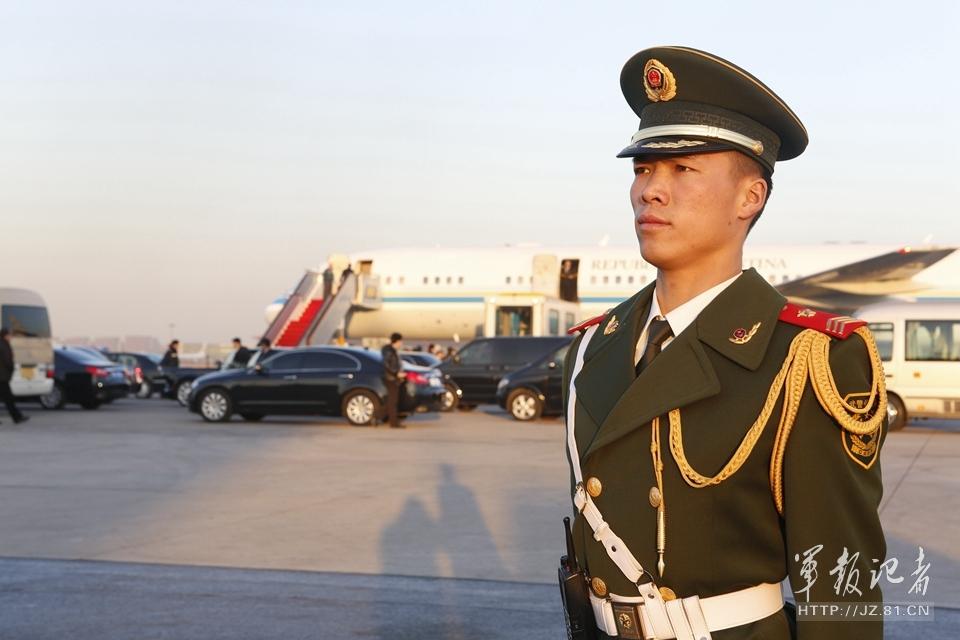 揭秘中国元首专机警卫 冬不穿棉2015.2.