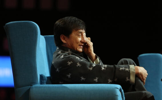 《有戏》冯小刚泪洒现场 成龙被集体"围攻" - 永嘉网