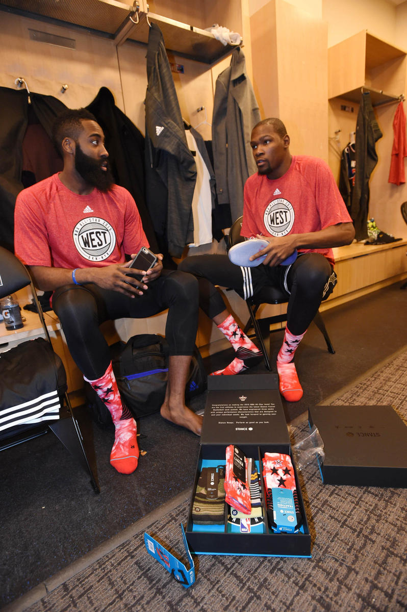 高清西部球星齐聚更衣室气氛欢愉备战东部