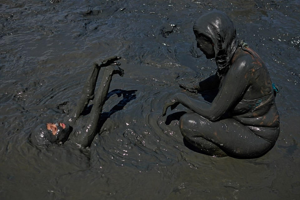 巴西小镇办"泥街派对" 俊男美女泥浴狂欢