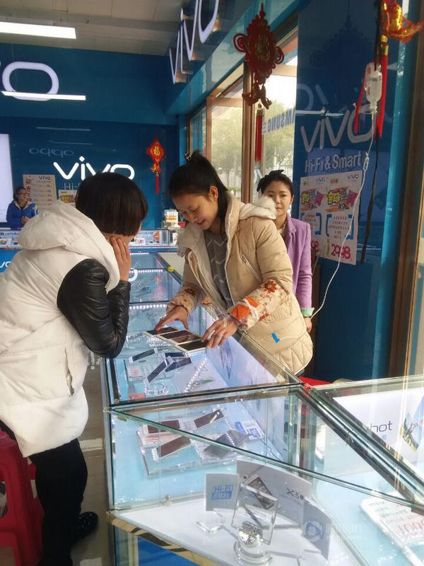武汉女促销员边打吊针边卖手机
