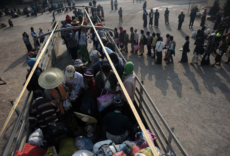 缅甸在果敢实施紧急状态 民众逃难