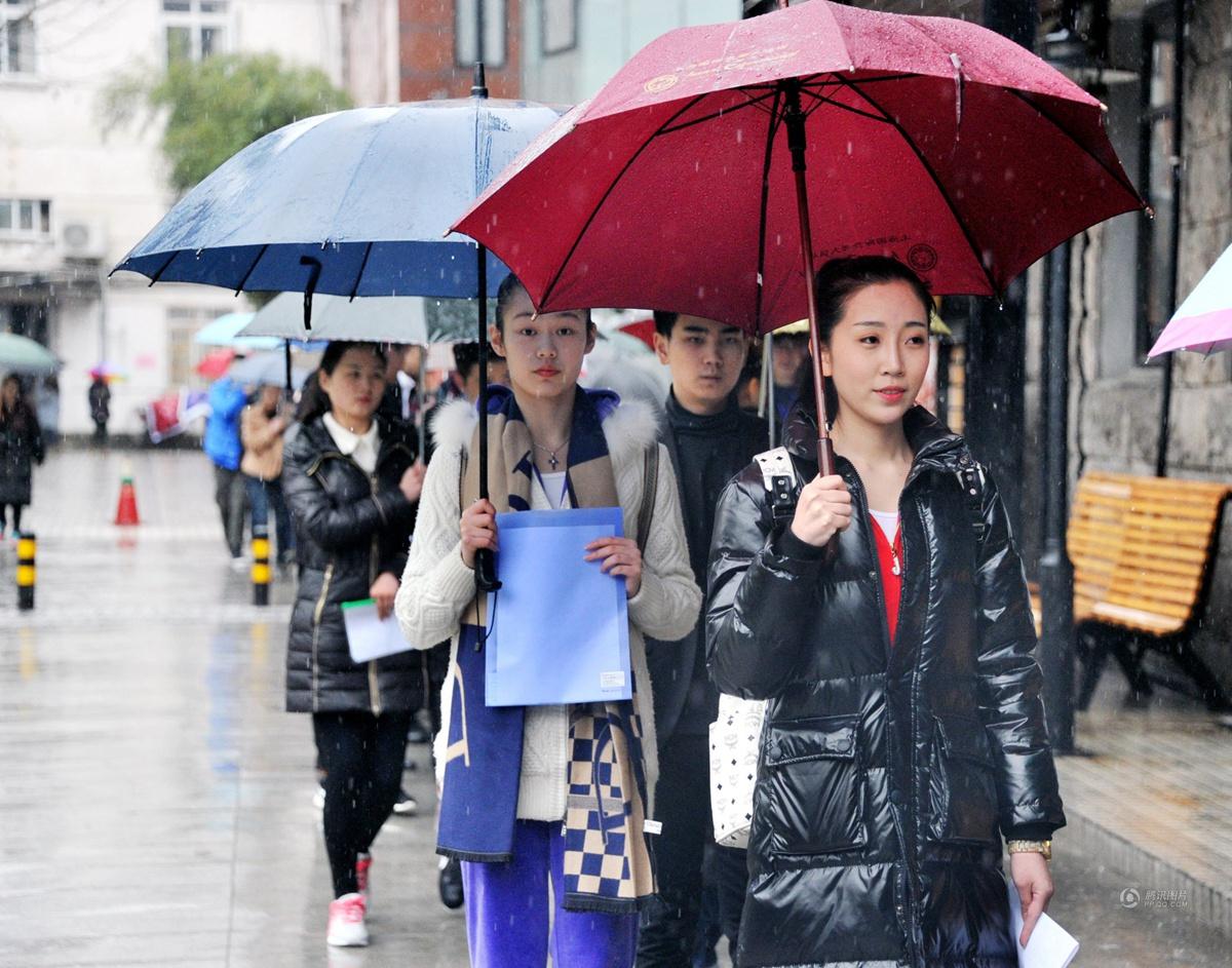 上海戏剧学院艺考雨中启幕 2015上戏美女素颜上场