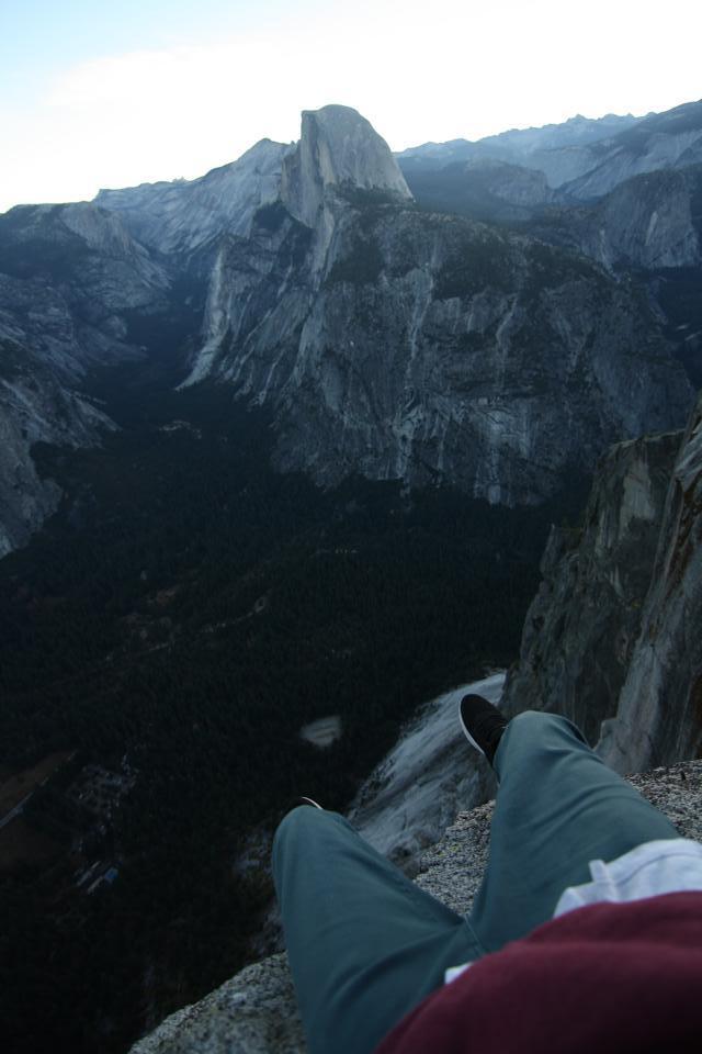 esty ilabac坐在山顶的巨石上,双脚悬空,记录下绵延群山的巍峨壮阔.