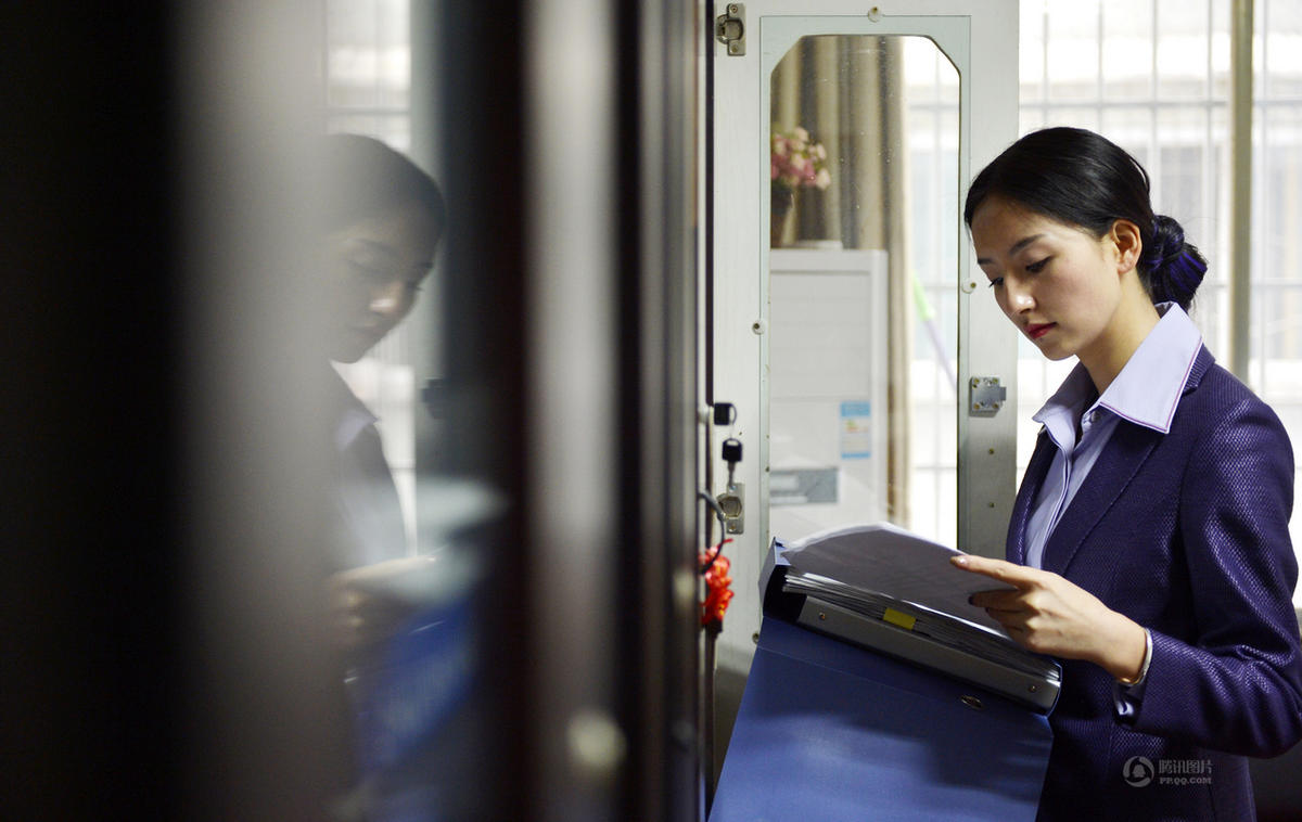 每一次搞活动,不管大小,王倩倩都会仔细查看活动策划书,研究活动流程