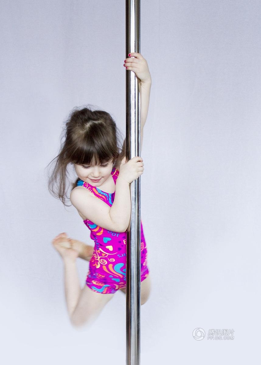 加拿大三岁女童成为家中第三代钢管舞者(组图)