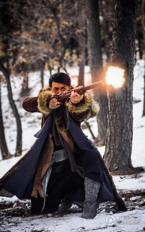 高清:《雪海》杀青曝剧照 保剑锋化身神秘枪王